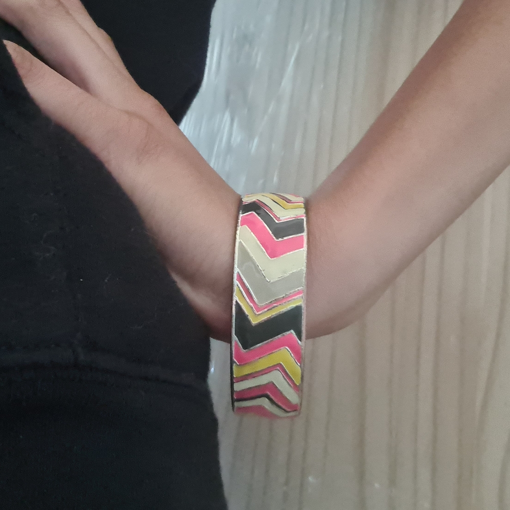 Chevron Patterned Bangle Bracelet - Picture 3 of 3